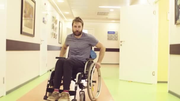Postižený člověk na vozíku v rehabilitačním centru - Záběry, video