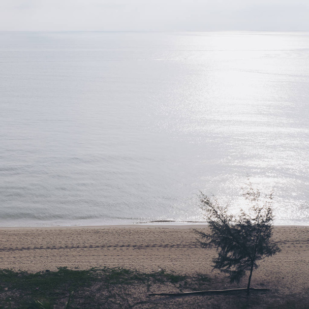 Hermosa vista de la playa blanca con mar azul antes del atardecer
 - Foto, Imagen