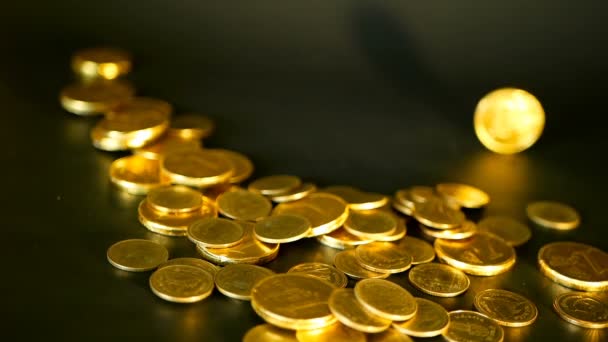 Złote monety na czarnym tle. Powodzenia biznes finanse, inwestycje, monetyzacji pomysły, bogactwo, koncepcji bankowości - Materiał filmowy, wideo