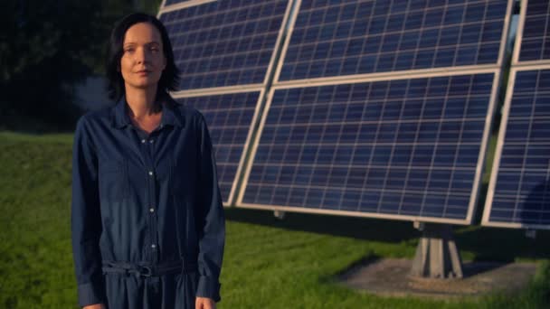 Žena stojící solární baterie - Záběry, video