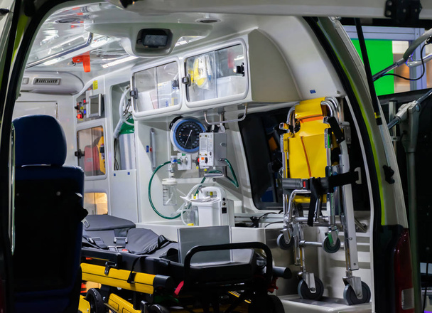 Interior do carro de emergência o resgate da vida
 - Foto, Imagem
