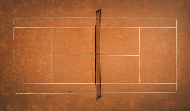 Tennis-Sandplatz. Blick aus dem Vogelflug. Luftaufnahmen - Foto, Bild