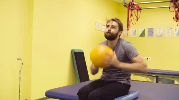 Zakázané sportovec dělá ruka cvičení v rehabilitačním centru - Záběry, video