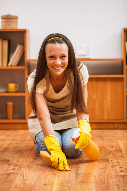 Fiatal, boldog nő takarítás a ház.  - Fotó, kép