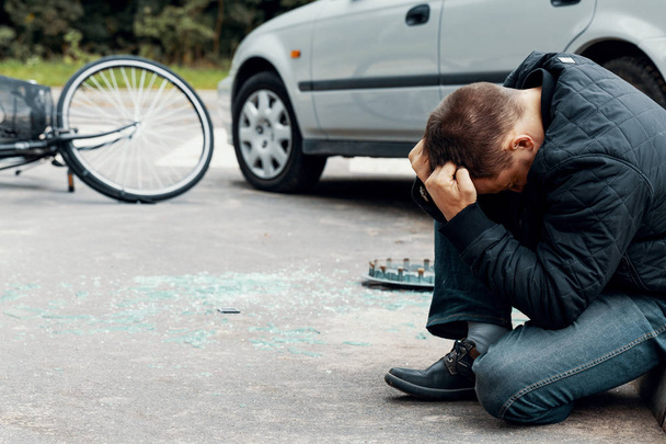 Irresponsible car driver after dangerous incident on the road with cyclist - Foto, imagen