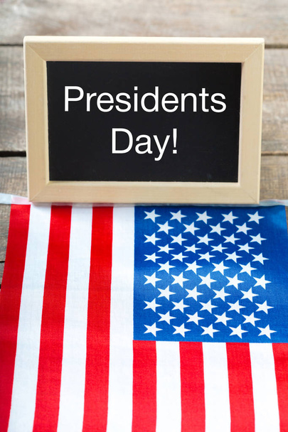 η ευτυχής Προέδρων ημέρα κείμενο γραμμένο σε μια chalkboard και μια σημαία των Ηνωμένων Πολιτειών - Φωτογραφία, εικόνα