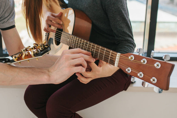 A tanulás gitározni. Zenei oktatás és a tanórán kívüli oktatás - Fotó, kép