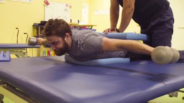 Zakázané sportovec dělat cvičení v rehabilitačním centru - Záběry, video