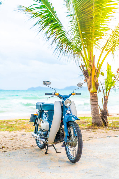 Old and classic bike with sea background - vacation concept - Foto, Imagem