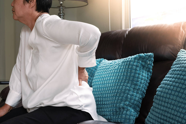Alte Frau Rückenschmerzen zu Hause, Gesundheitskonzept - Foto, Bild