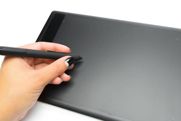 Grafik tablet kalem ve ressamlar ve tasarımcılar, beyaz arka plan üzerinde izole için el ile - Fotoğraf, Görsel
