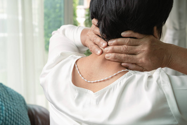 mulher velha que sofre de dor no pescoço, close-up, conceito de problema de saúde - Foto, Imagem