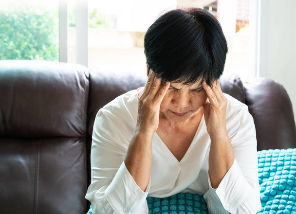 anciana que sufre de dolor de cabeza, estrés, migraña, concepto de problema de salud - Foto, Imagen