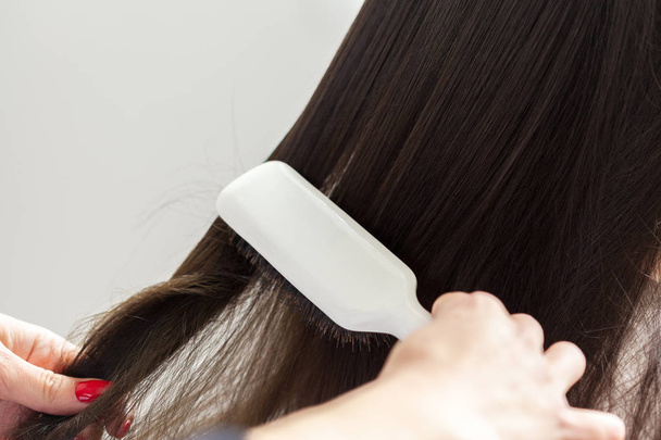 Перукар робить зачіску жінки
 - Фото, зображення