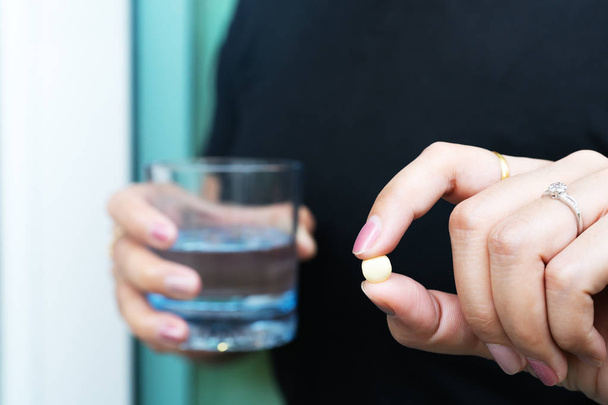 medicina, cuidados de saúde e conceito de pessoas - fechar uma pílula na mão mulher
 - Foto, Imagem