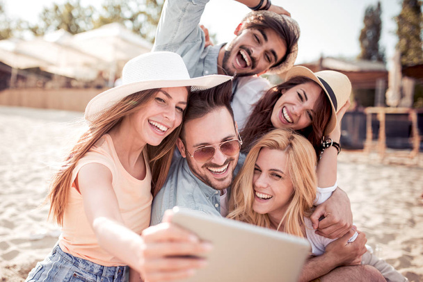 Sommerferien, Urlaub und Glückskonzept - Freundeskreis macht Selfie mit Tablet. - Foto, Bild