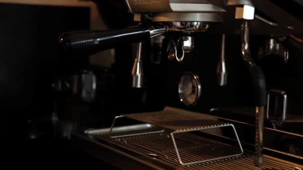 Barista brewing coffee in coffee machine  - Materiał filmowy, wideo