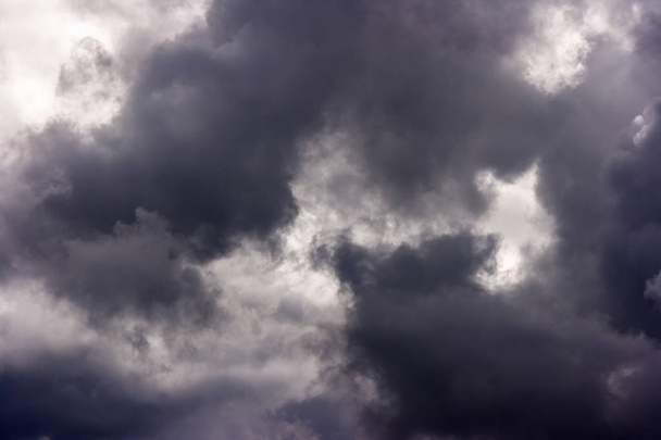 nube de tormenta en el día soleado. luz en las oscuras y dramáticas tormentas. fondo de nubes de tormenta antes de una tormenta
 - Foto, Imagen