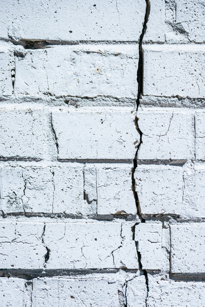 close-up view of old white cracked brick wall background - Фото, зображення