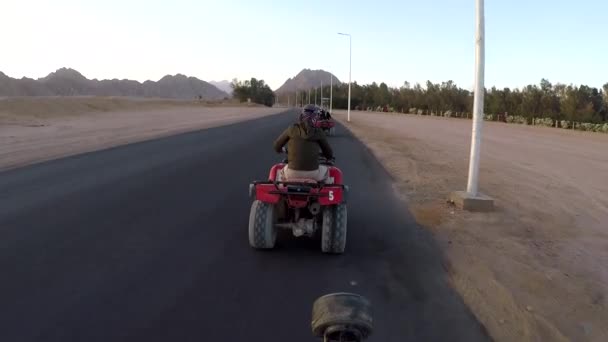 Mulher em um ATV no deserto egípcio
 - Filmagem, Vídeo