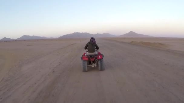 Γυναίκα που έχει ένα Atv στην αιγυπτιακή έρημο - Πλάνα, βίντεο