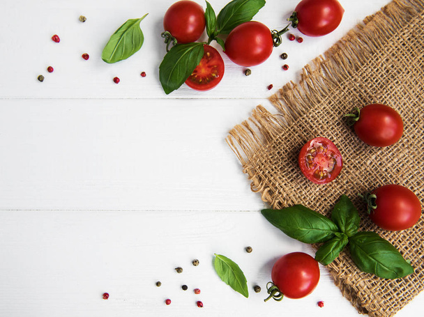 Tomates cherry y albahaca verde
 - Foto, imagen