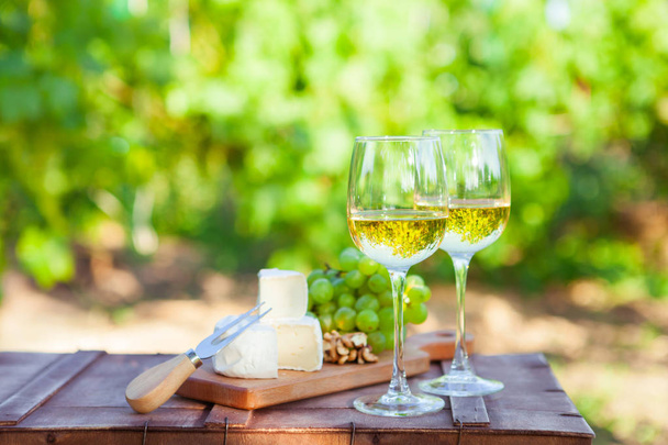 2 つのワイン、ブドウ、ナッツ、チーズ畑のメガネします。ディナー、ランチ、ロマンチックなデート、ピクニック、自然を食べる. - 写真・画像