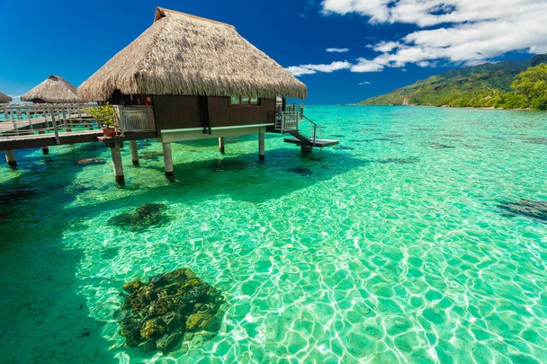 Víz bungalók és csodálatos zöld lagúna, Moorea, Francia Polinézia - Fotó, kép