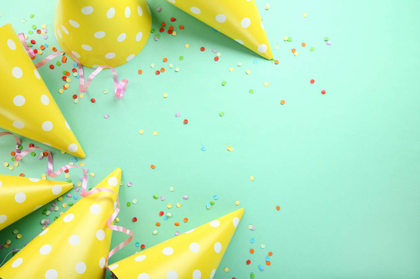 Birthday paper caps with confetti on mint background - Foto, immagini