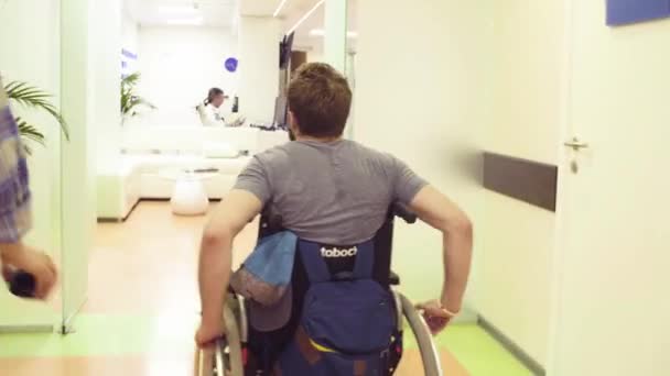 Un hombre discapacitado en silla de ruedas en el centro de rehabilitación
 - Imágenes, Vídeo