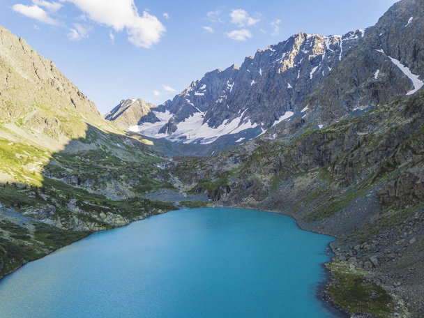 Valle di Kuiguk. Lago nelle montagne di Altai. Paesaggio russo
 - Foto, immagini