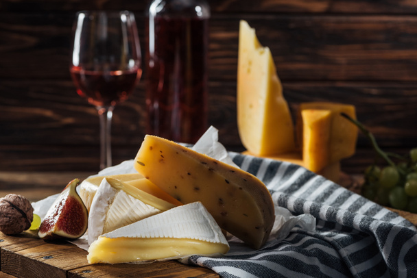peynirler, incir ve ceviz ahşap tahta üzerinde farklı - Fotoğraf, Görsel