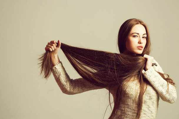 pretty girl with long hair - Foto, afbeelding