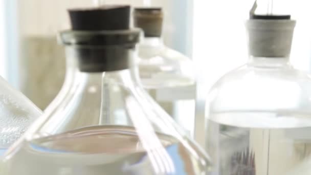 Chemielabor Flüssigflaschen. Szene. Fläschchen mit der Substanz im Labor - Filmmaterial, Video