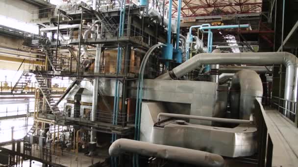 Εξοπλισμός, καλώδια και σωληνώσεις όπως βρέθηκαν στο εσωτερικό της βιομηχανικής παραγωγής ενέργειας. Σκηνή. Μέσα σε ένα τεράστιο αέριο βιομηχανία φυτό - Πλάνα, βίντεο