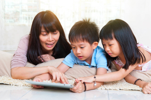 Asiatische Mutter und Kinder haben Spaß mit Tablet-Computer - Foto, Bild