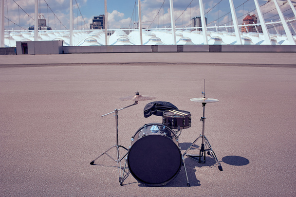 zár megjelöl kilátás fekete drum kit, és dob botok utcában - Fotó, kép