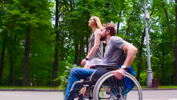 junger behinderter Mann spaziert mit seiner Frau im Park - Filmmaterial, Video
