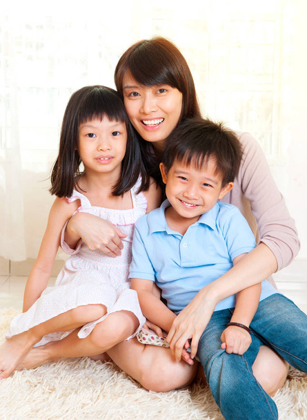 Asiática mãe e filhos
 - Foto, Imagem