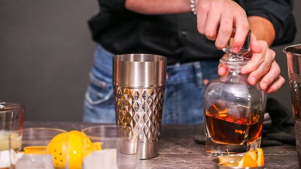 Cóctel amargo de whisky decorado con naranja y cereza
. - Foto, Imagen
