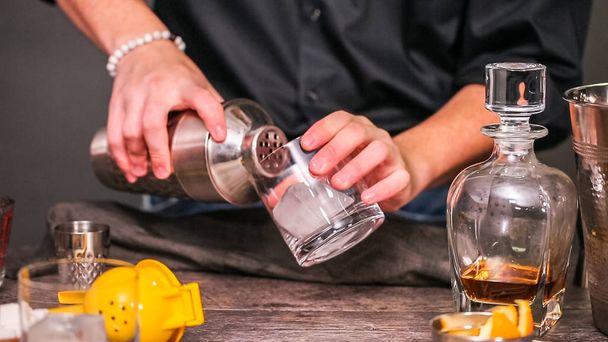 Cocktail aigre-whisky garni d'orange et de cerise
. - Photo, image