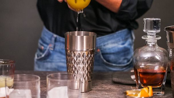 Whiskey sour koktejl s pomerančem a cherry. - Fotografie, Obrázek