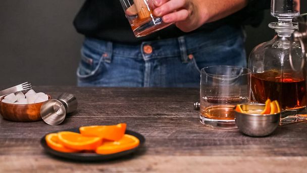 Bourbon cóctel a la antigua adornado con cáscara de naranja
. - Foto, imagen