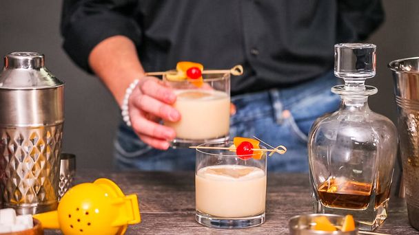 Whiskey Sour Cocktail garniert mit Orange und Kirsche. - Foto, Bild