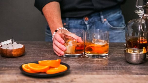 Bourbon altmodischer Cocktail garniert mit Orangenschale. - Foto, Bild