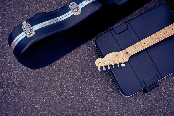 верхний вид музыкальных инструментов в случаях, лежащих на улице
 - Фото, изображение