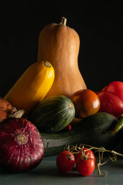 calabaza y calabacín, cebolla, tomate. presentado sobre un fondo oscuro
 - Foto, Imagen