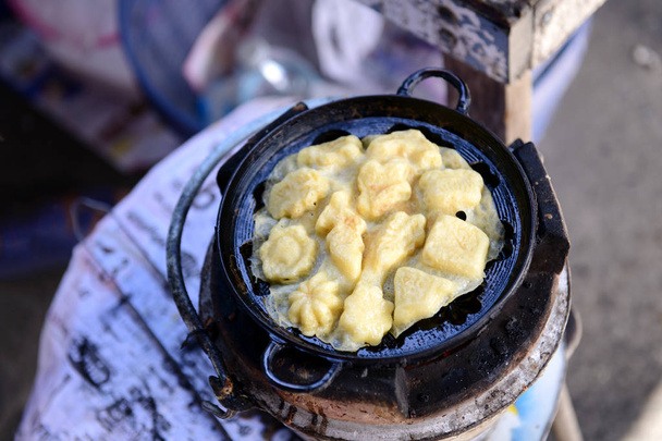 Kanom Luk Don, province locale de Songkhla, Thaïlande a un sucré à base de farine et de sucre et les œufs mangent avec la noix de coco râpée
 - Photo, image