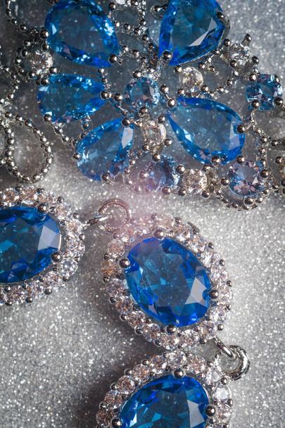 Mode Silberarmband und Ohrringe mit blauviolettem Stein, Tansanit-Imitat. - Foto, Bild