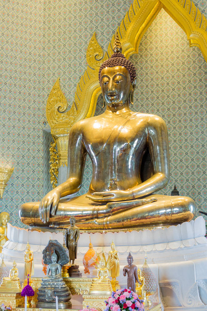 Золота статуя Будди в Wat Traimit Witthayaram, храм золотого Будди в Бангкоку, Таїланд - Фото, зображення